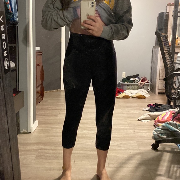 Lululemon black capris size 6 - Picture 3 of 4